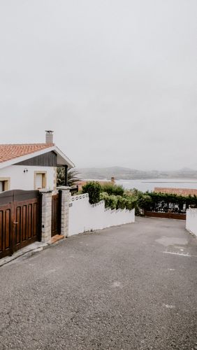 calle residencial con vista al mar