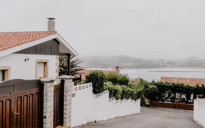 calle residencial con vista al mar