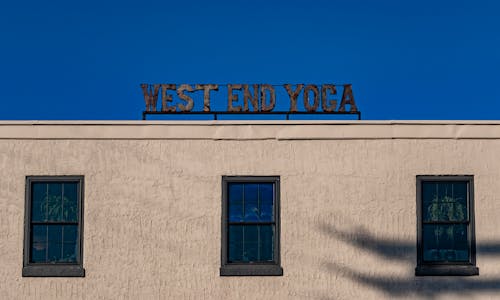 Δωρεάν στοκ φωτογραφιών με west end yoga, γράμματα, κτήριο