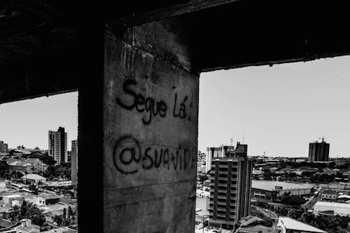 Darmowe zdjęcie z galerii z budynek, czarny i biały, graffiti