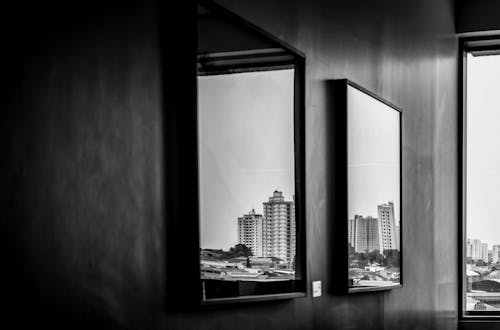 Darmowe zdjęcie z galerii z budynki, czarno-biały, lustra
