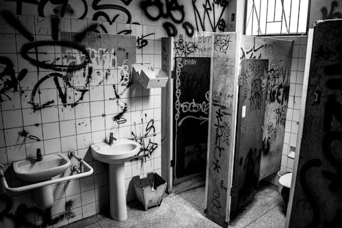 Základová fotografie zdarma na téma černobílý, grafitti, koupelna