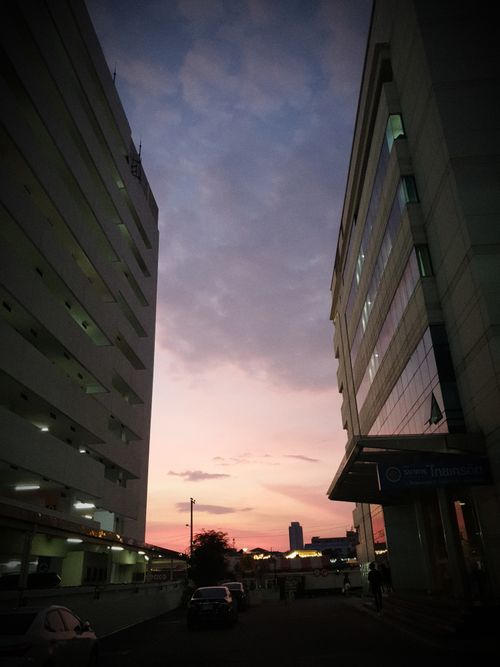 Free Urban scene at twilight in Bangkok's Khwaeng Khlong Toei Nuea district, showcasing tall buildings and vibrant skyline. Stock Photo