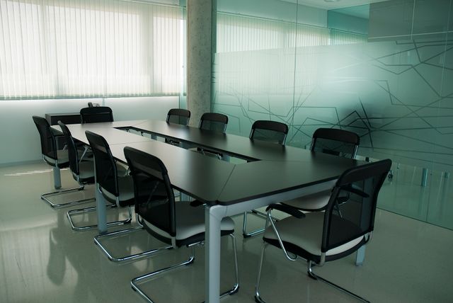 Salle de réunion à cloison vitrée, type de surface traitée par un film dépoli