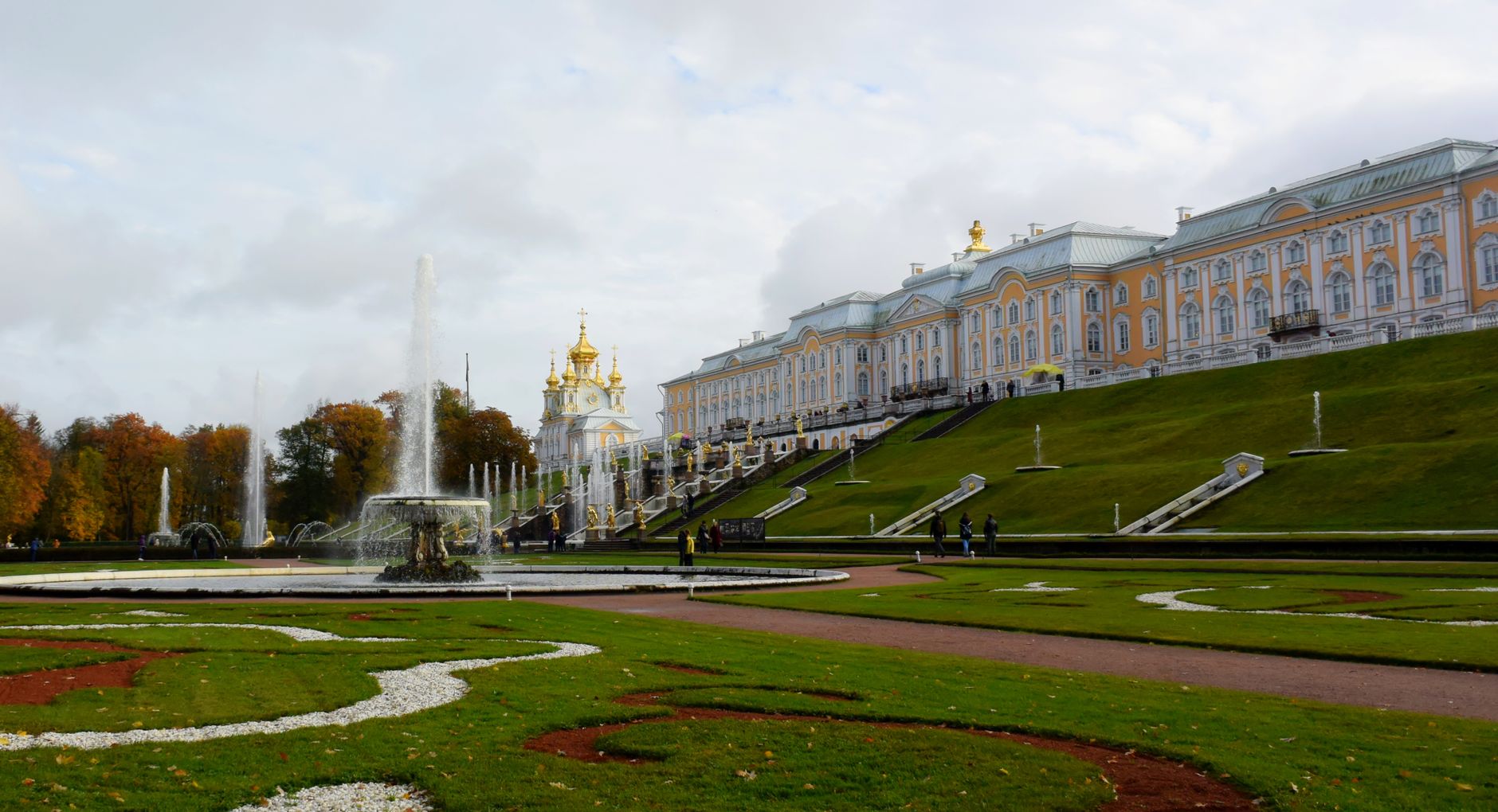 A stunning view of the Grand Peterhof Palace with its iconic fountain and gardens in Saint Petersburg, Russia.