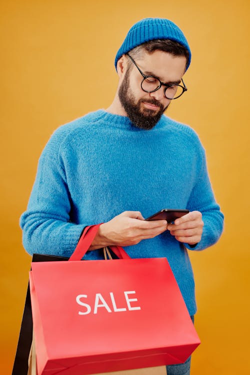 Mann Im Blauen Pullover, Der Rote Box Hält