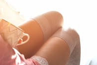 在柔和的光线下，轻松的早晨氛围中，有温暖的饮料和舒适的袜子