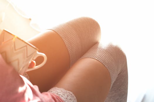 在柔和的光线下，轻松的早晨氛围中，有温暖的饮料和舒适的袜子