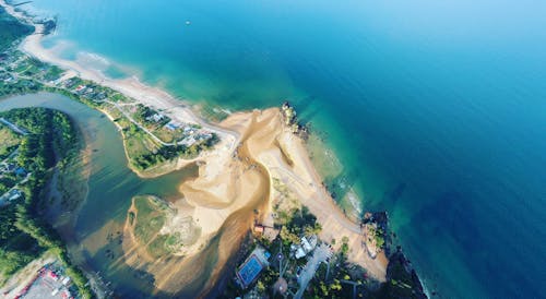 Eiland En Gebouwen Omgeven Door Watermassa