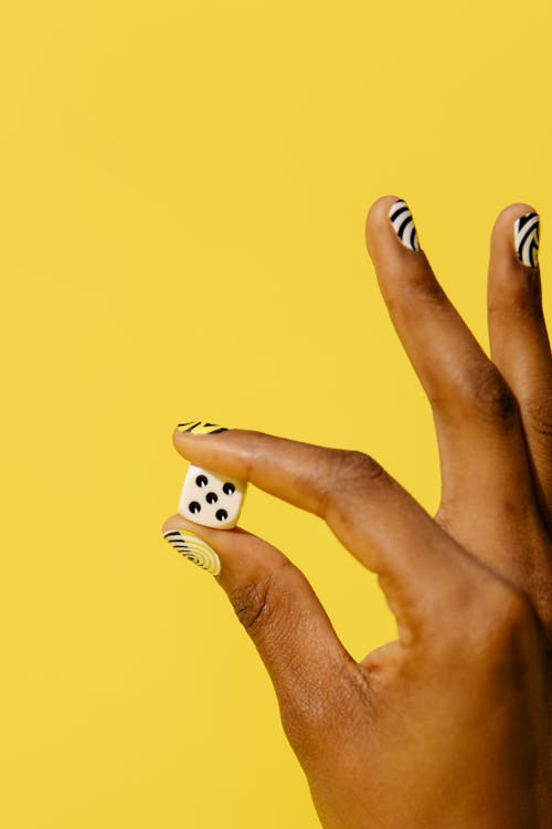 Kostnadsfria Kostnadsfri bild av fingrar, gul bakgrund, hand Stock foto
