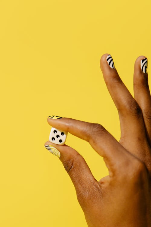 Persona Con Manicure A Pois In Bianco E Nero