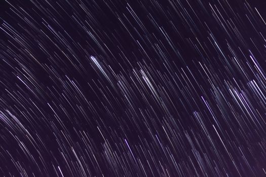 长曝光照片捕捉到了夜空中迷人的星轨图案
