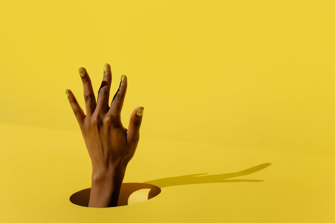 人的手，在黃色的表面上