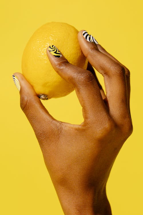 免費 持有黃色檸檬果的人 圖庫相片