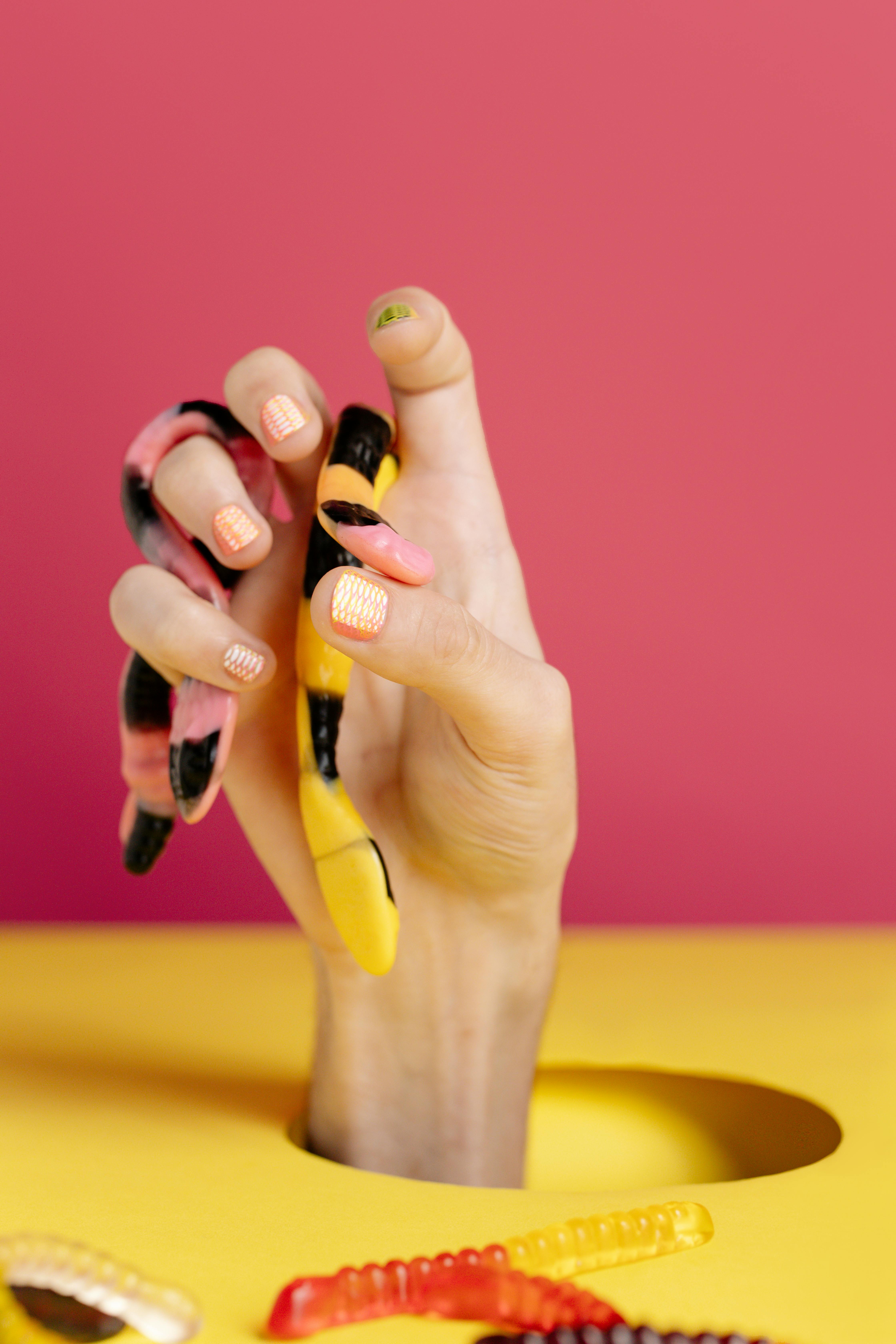 Bezpłatne Osoba Trzyma żółty Pióro Z Purpurowym Manicure'em Zdjęcie z galerii