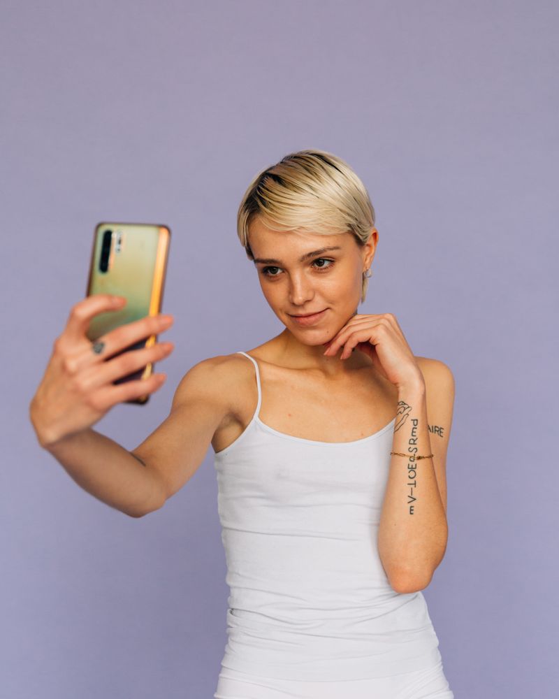 Cliente tirando uma selfie para ser reconhecida pela IA