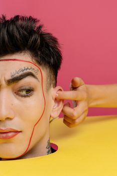 一幅以明亮背景为衬托、富有创意且色彩丰富的抽象面部艺术肖像，展现了模特独特的概念美感