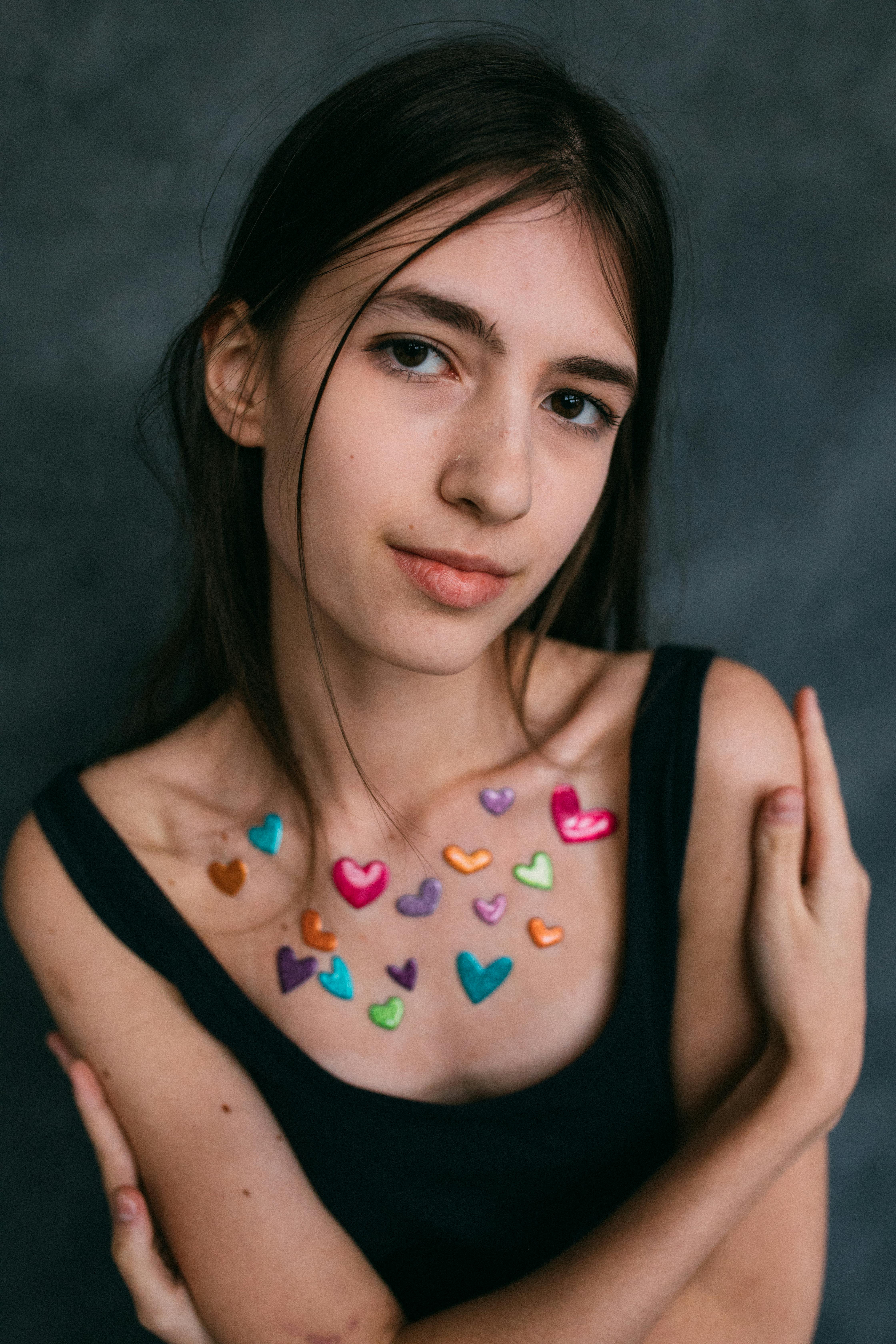 grátis Mulher De Blusa Preta Com Colar De Pingente De Coração Rosa E Azul Foto profissional