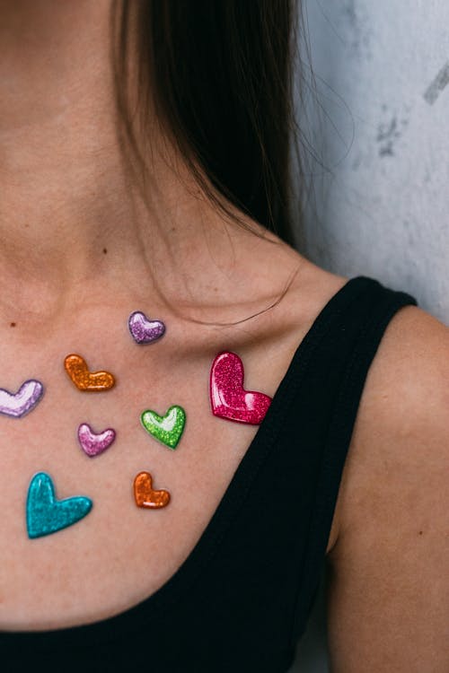 Femme En Débardeur Noir Avec Pendentif En Forme De Coeur Bleu Vert Et Orange