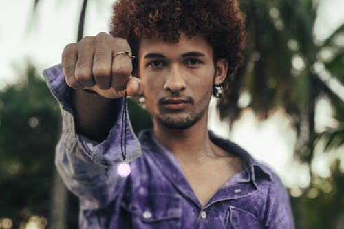 adam, Afro, aşındırmak içeren Ücretsiz stok fotoğraf