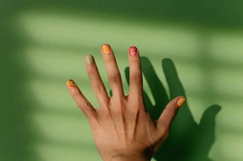 Personen Linkerhand Met Rode Manicure