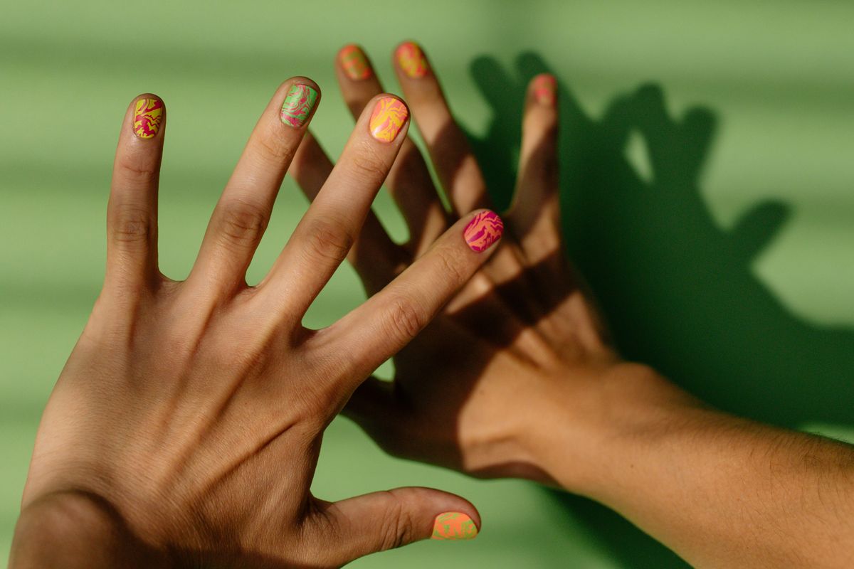 Manos con esmalte de uñas colorido