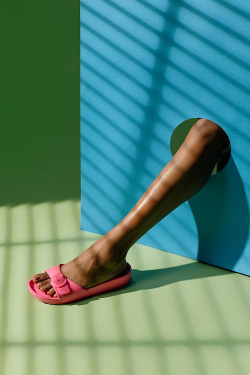 gratis Persoon Met Roze Flip Flops Stockfoto