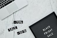 时尚公寓推出黑色星期五促销活动，大理石表面有折扣