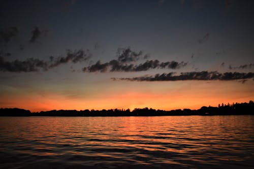 Photos gratuites de aube, dernières lueurs, étendue d'eau