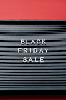 黑板上红色背景的黑色星期五促销标志，体现了假日购物的概念