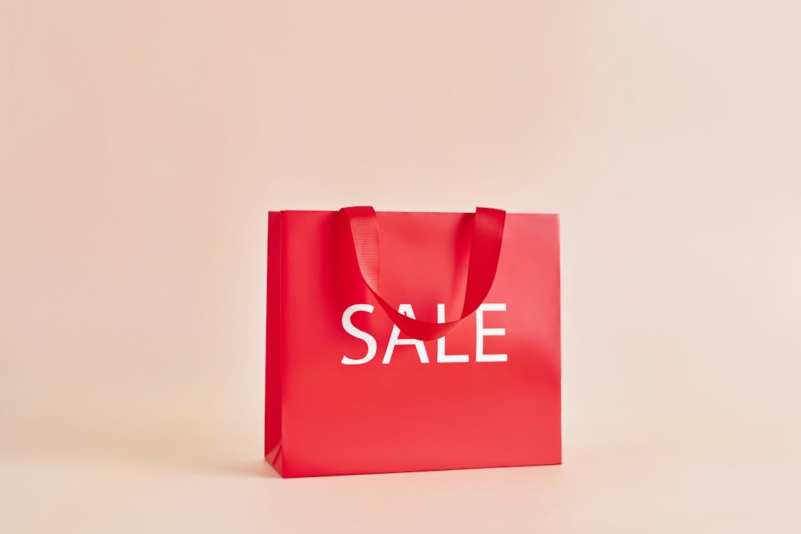 mooi Melodrama detectie Red Paper Bag With Sale Sign · Free Stock Photo