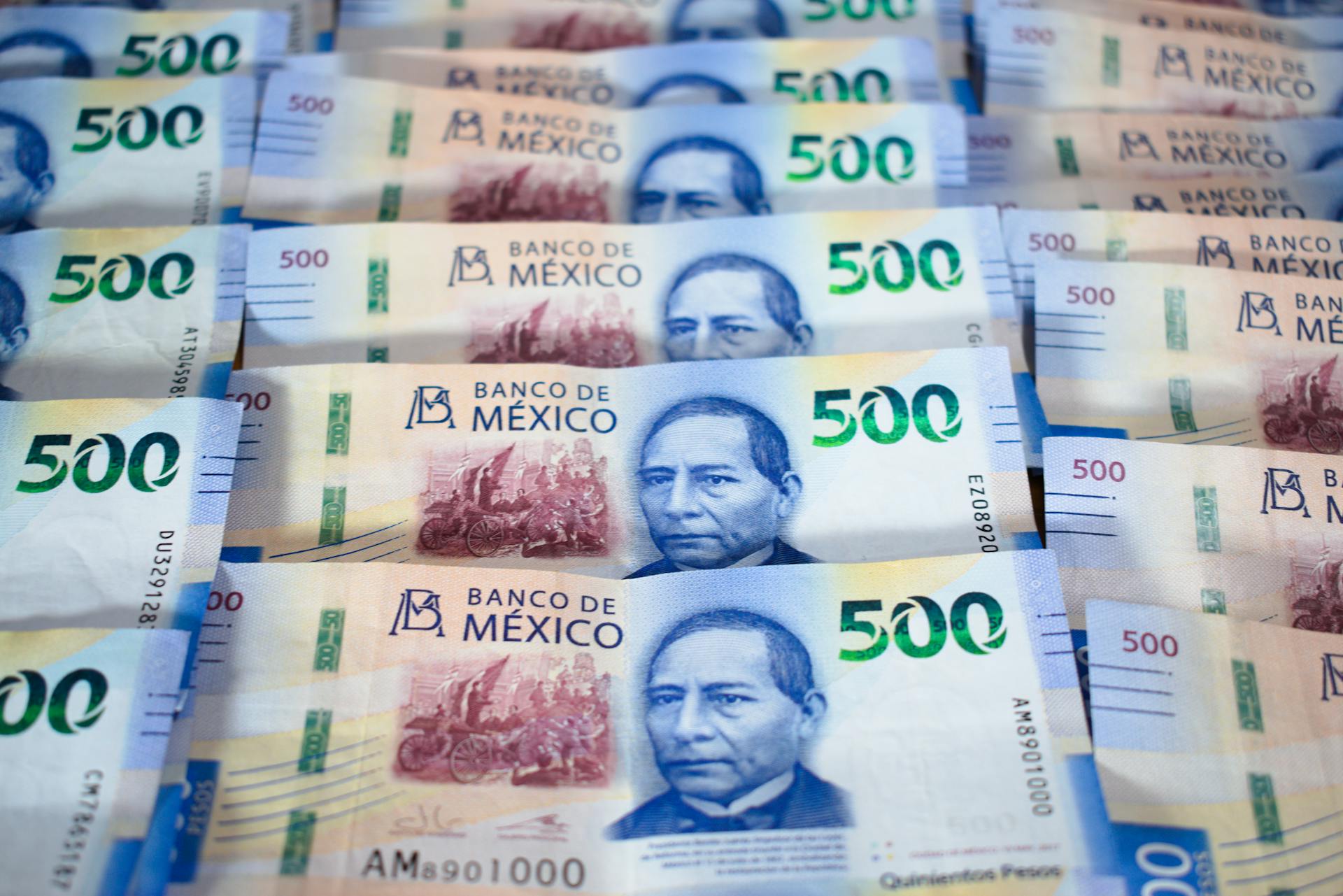 Detail view of multiple Mexican 500 Peso banknotes showcasing currency design and value.