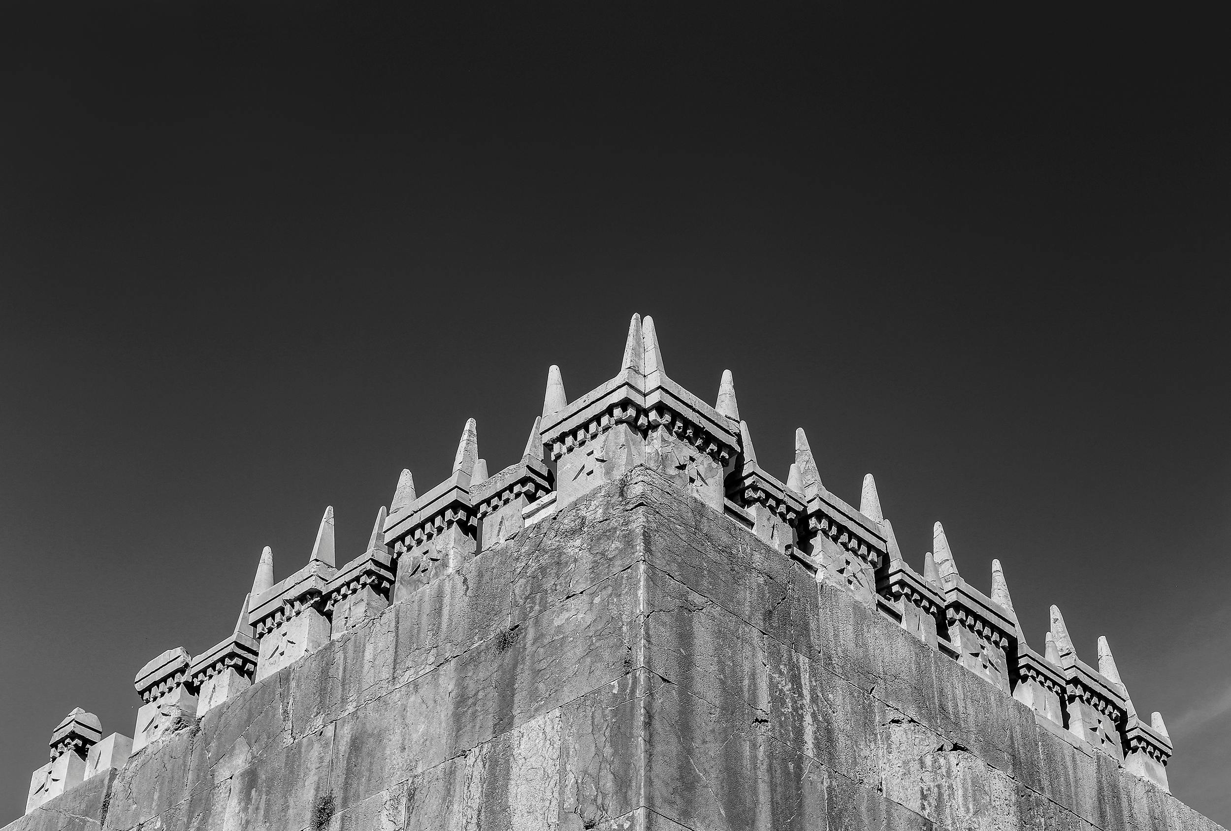 Ilmainen Harmaasävyinen Valokuva Betonirakennuksesta Kuvapankkikuva