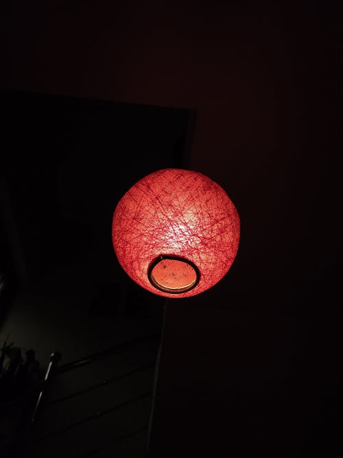 Darmowe zdjęcie z galerii z lampa wisząca, latarnia, oświetlony