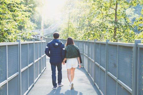 Homme Et Femme Tenant Les Mains En Marchant Sur Le Pont