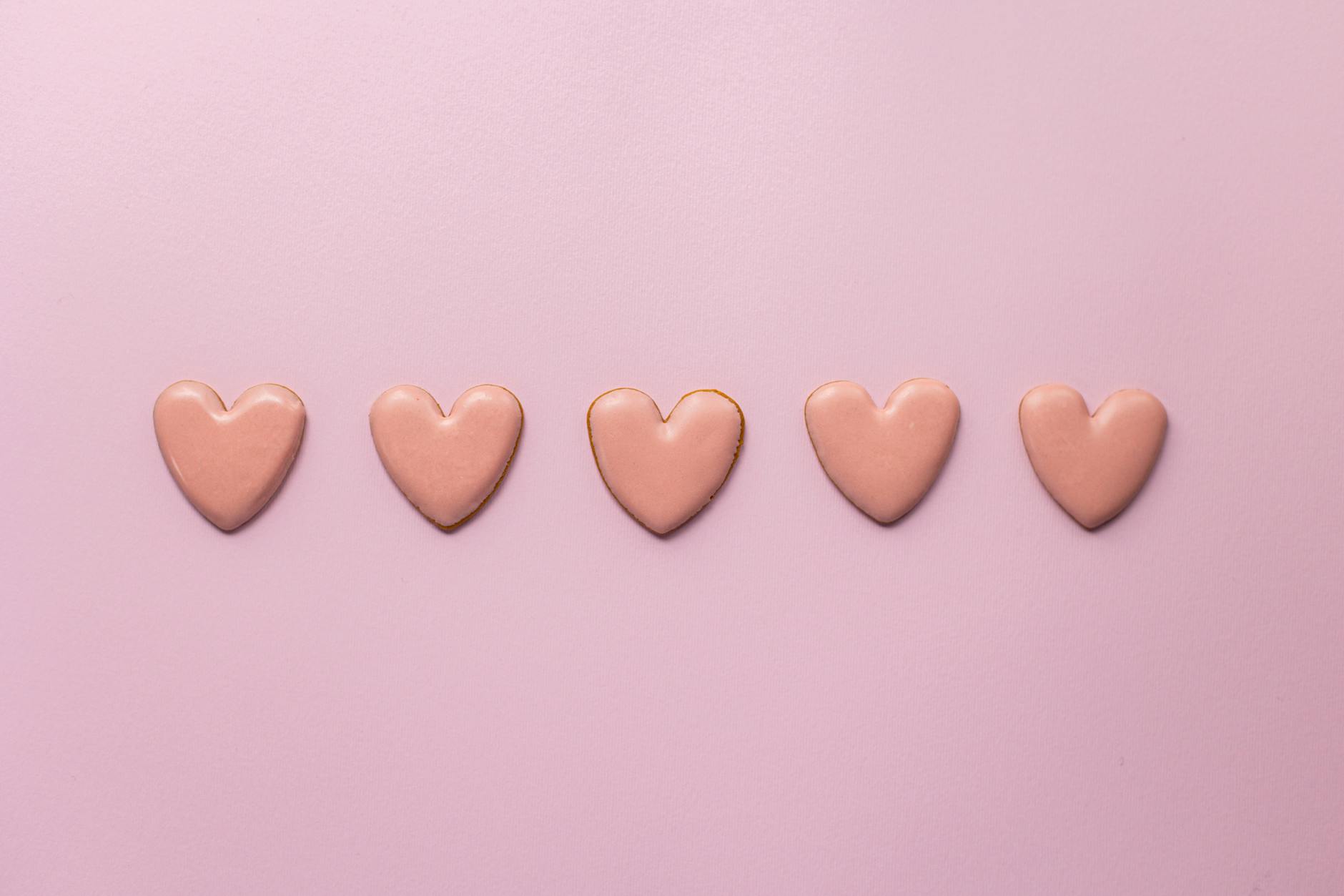 Beyaz Yüzeyde Kahverengi Kalp şeklinde Kurabiyeler · Ücretsiz Stok Fotoğraf