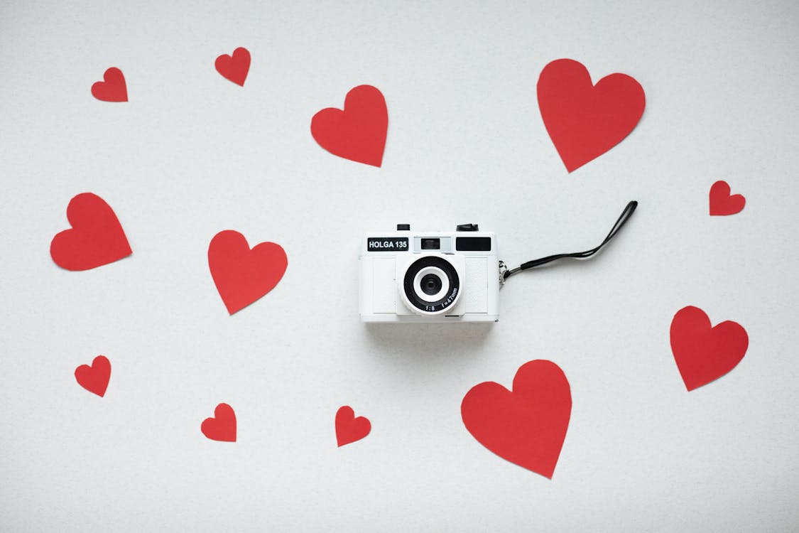 Free Retro camera with paper hearts Stock Photo