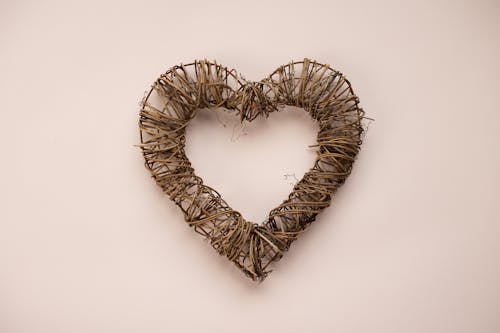 Free Top view of empty heart from linen rope on pink background in studio Stock Photo