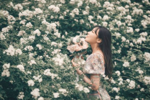 北京花园中，一位女子被郁郁葱葱的白花环绕，肖像宁静安详