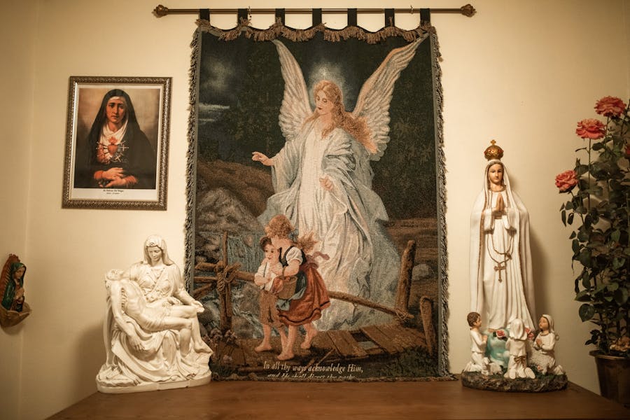 "Religious Icon Becomes Modern Saint, Inspiring Youth Worldwide"  ---   Explanation: 1. Primary Entities Included:     - GPE: Assisi, Italy    - ORG: Blessed Carlo Acutis Church, Carlo, Catholic Church    - PERSON: Blessed C