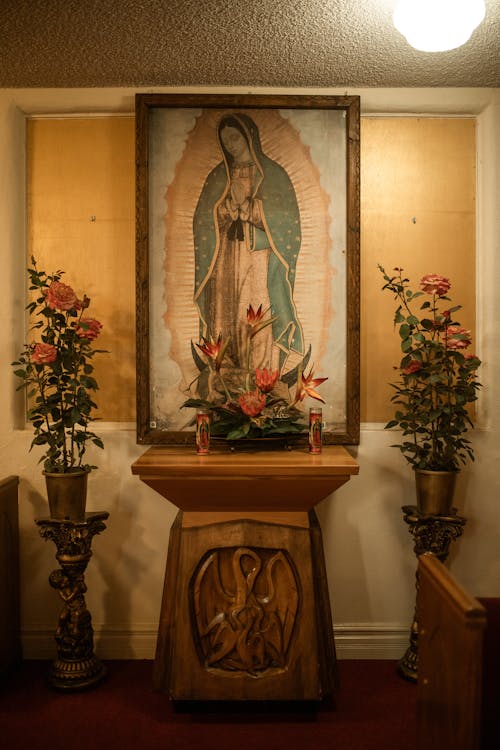 Figurine De Jésus Christ Sur Table En Bois Marron