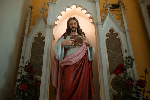 Estatua De La Virgen María Frente A La Pared Blanca