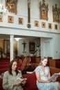 教堂内，三个女人正在祈祷，体现了灵性与奉献精神