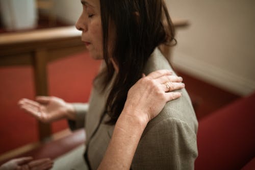 Free Close-Up Shot of a Woman Praying Stock Photo