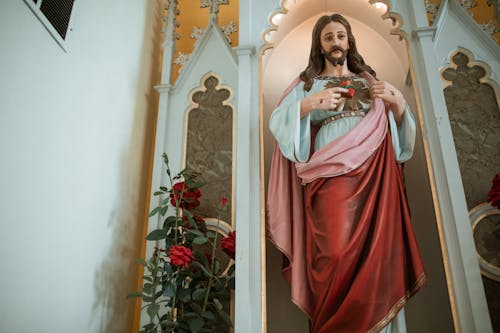 Figura Virgen María Junto A Rosa Roja