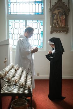 白天在宁静的教堂里祈祷的牧师和修女