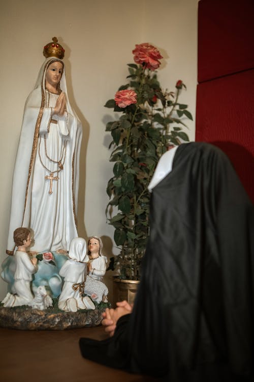 Kostenlos Jungfrau Maria Figur Auf Dem Tisch Stock-Foto