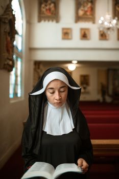 修女在宁静的教堂里依照传统习惯祈祷、阅读宗教文字