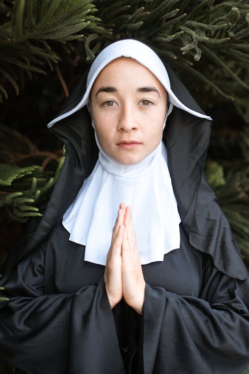 Mujer En Hijab Blanco Y Vestido Negro