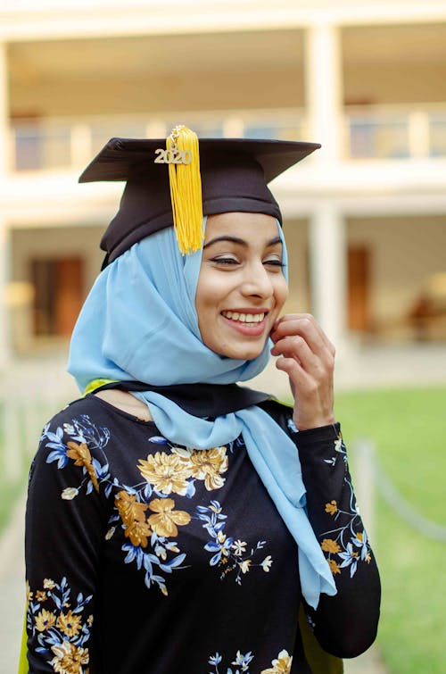 Gratis arkivbilde med ferdig utdannet, glad, hijab